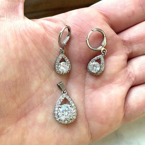 Silver Halo setting Cubic Zirconia/Swarovski crystal earrings matching pendant - Picture 3 of 3